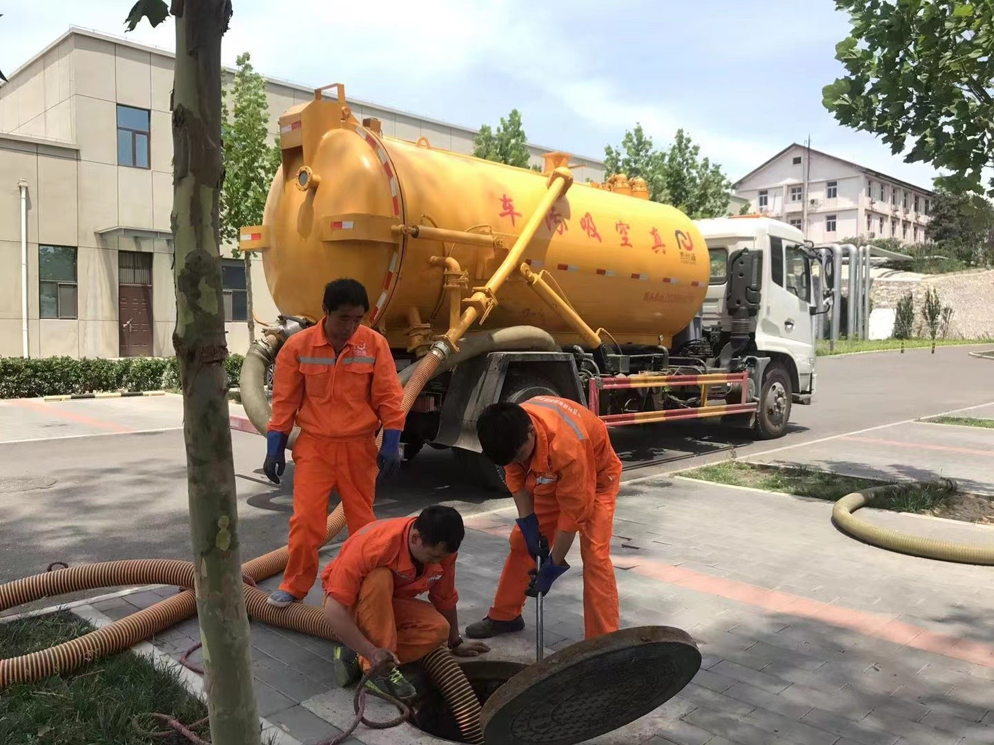 靖宇化粪池清理与5-8吨吸粪车施工效率分析